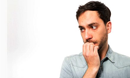 چرا بعضی از ما از کمبود اعتماد به نفس رنج می بریم؟